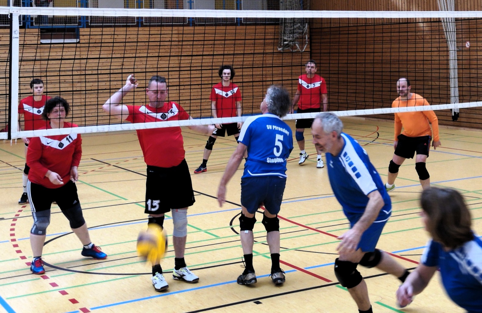 Der Ball fällt auf der Pfullinger Seite auf den Boden.