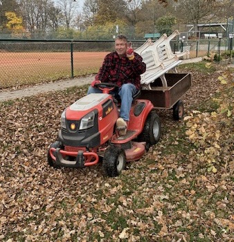 Bänke auf der Tennisanlage werden in ihr "Winterquartier" transportiert Foto: RR