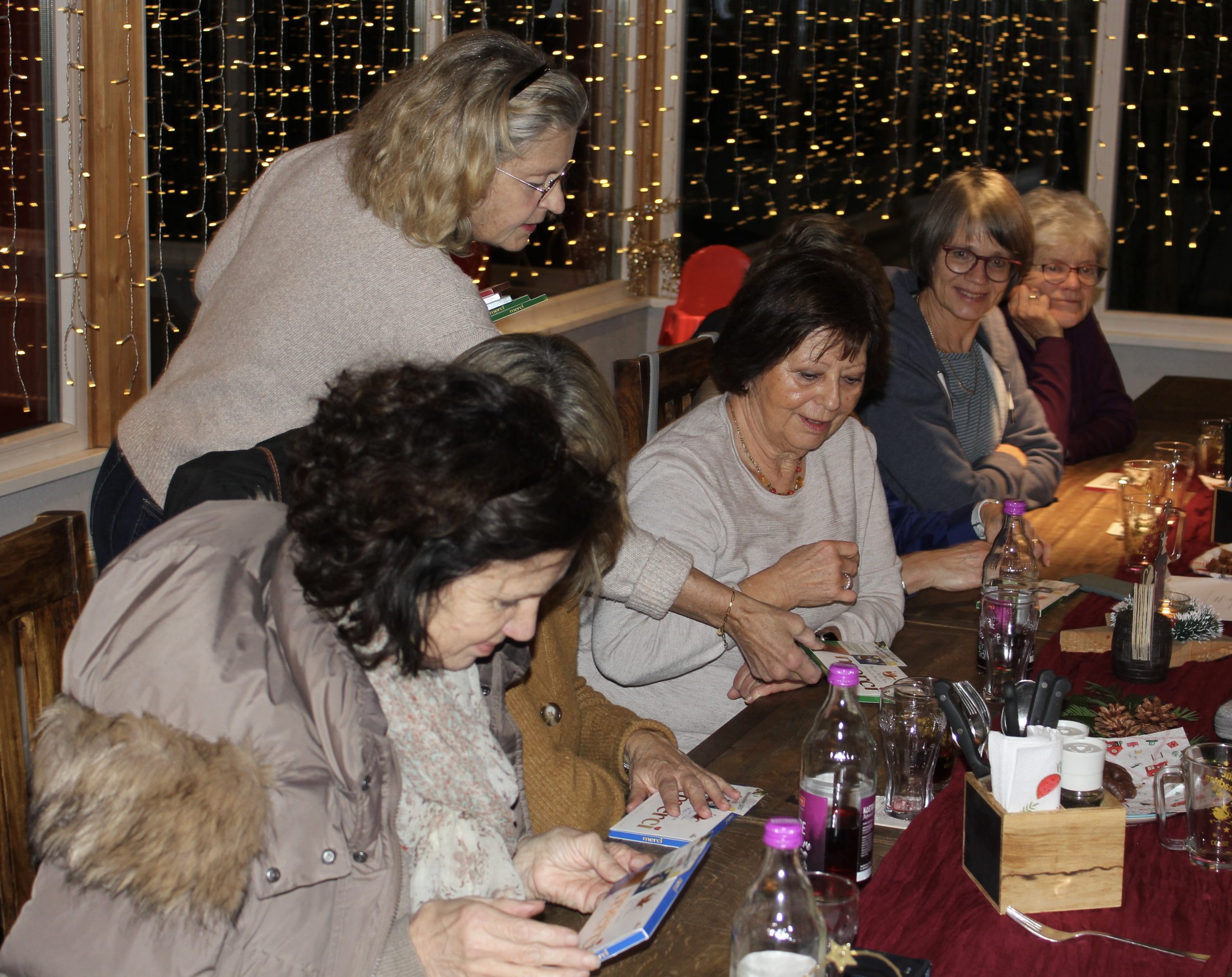 Petra Heß (links) verteilt Schokolade an alle Besucherinnen und Besucher 