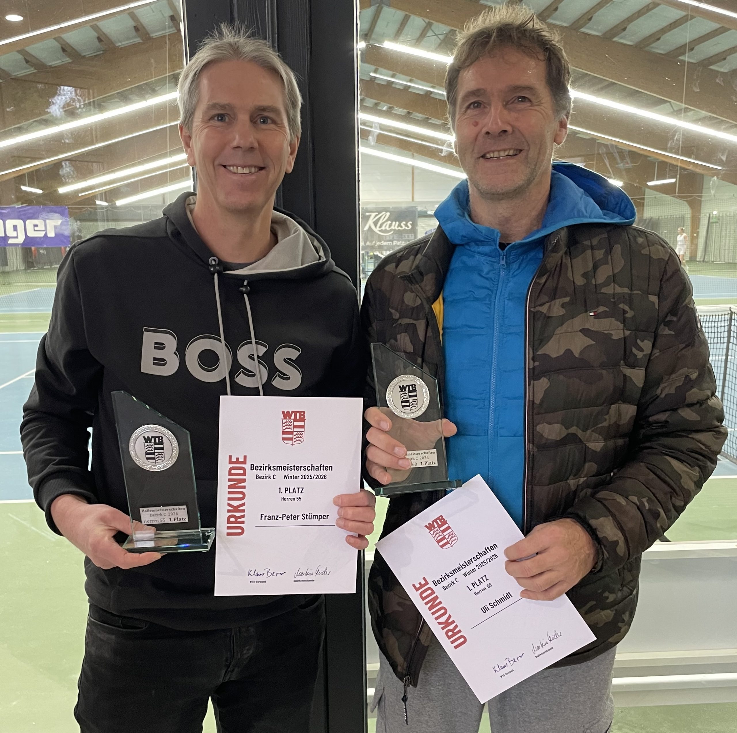 Das Bild zeigt Franz-Peter Stümper (links), Hallen-Bezirksmeister 2026 der Herren 55, und Uli Schmidt (rechts), Hallen-Bezirksmeister 2026 der Herren 60