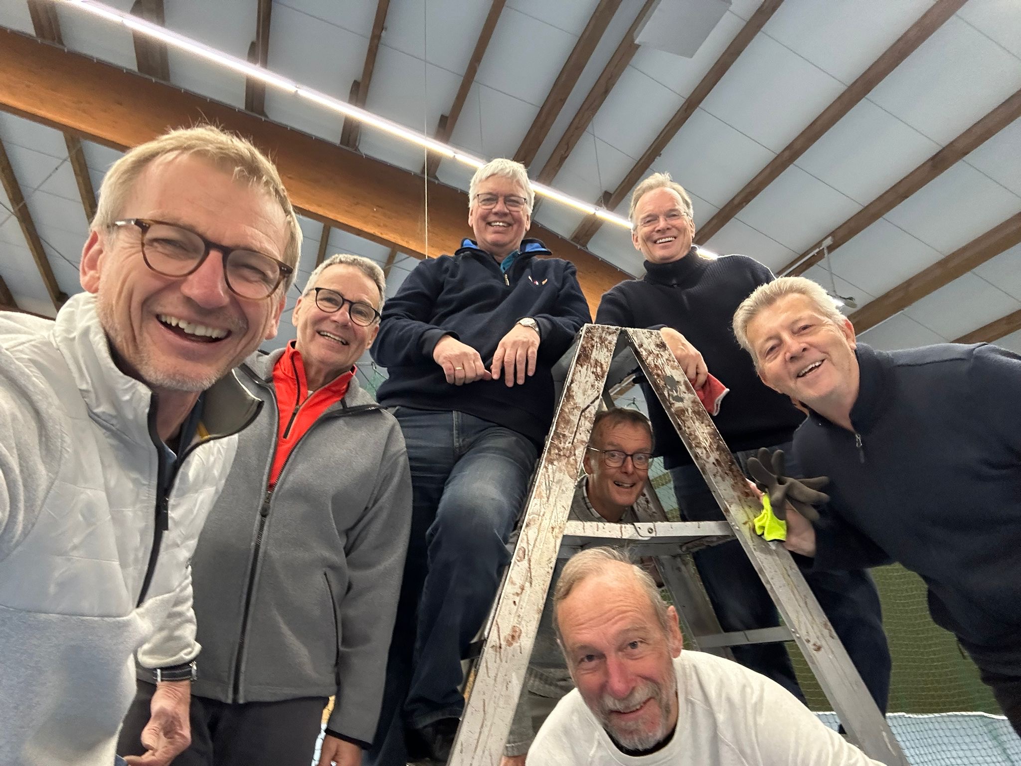 Das Bild zeigt das Arbeitsteam, das die neuen Ballfangnetze montiert hat