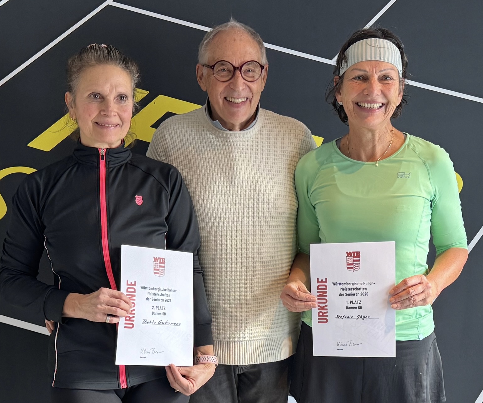 Das Bild zeigt die Württembergische Hallenmeisterin Stefanie Jäger (rechts) mit ihrer Final-Gegnerin Thekla Gutermann (links) und Wilhelm Rieger (Mitte), dem Senioren-Beauftragten des WTB