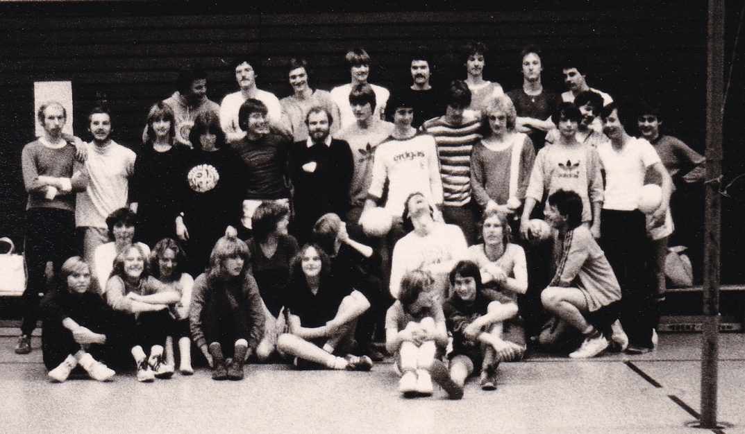 Das Foto von 1977 zeigt die ersten Volleyballer der Volleyballabteilung im TSV Waldenbuch