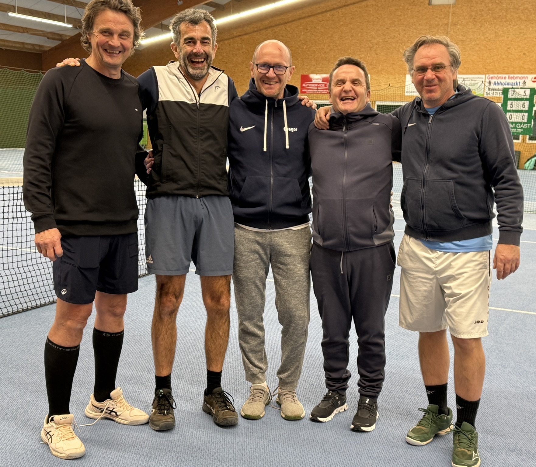 Das Bild zeigt die Tennisspieler der Herren 50/1 des TSV Waldenbuch nach dem Sieg gegen den TEC Waldau 