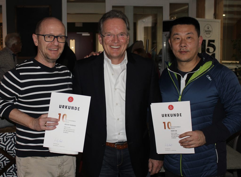 Das Bild zeigt Gerd Neff (Mitte) mit Gregor Warneke (links) und Xiaoyi Hu, zwei der für zehnjährige TSV-Mitgliedschaft Geehrten