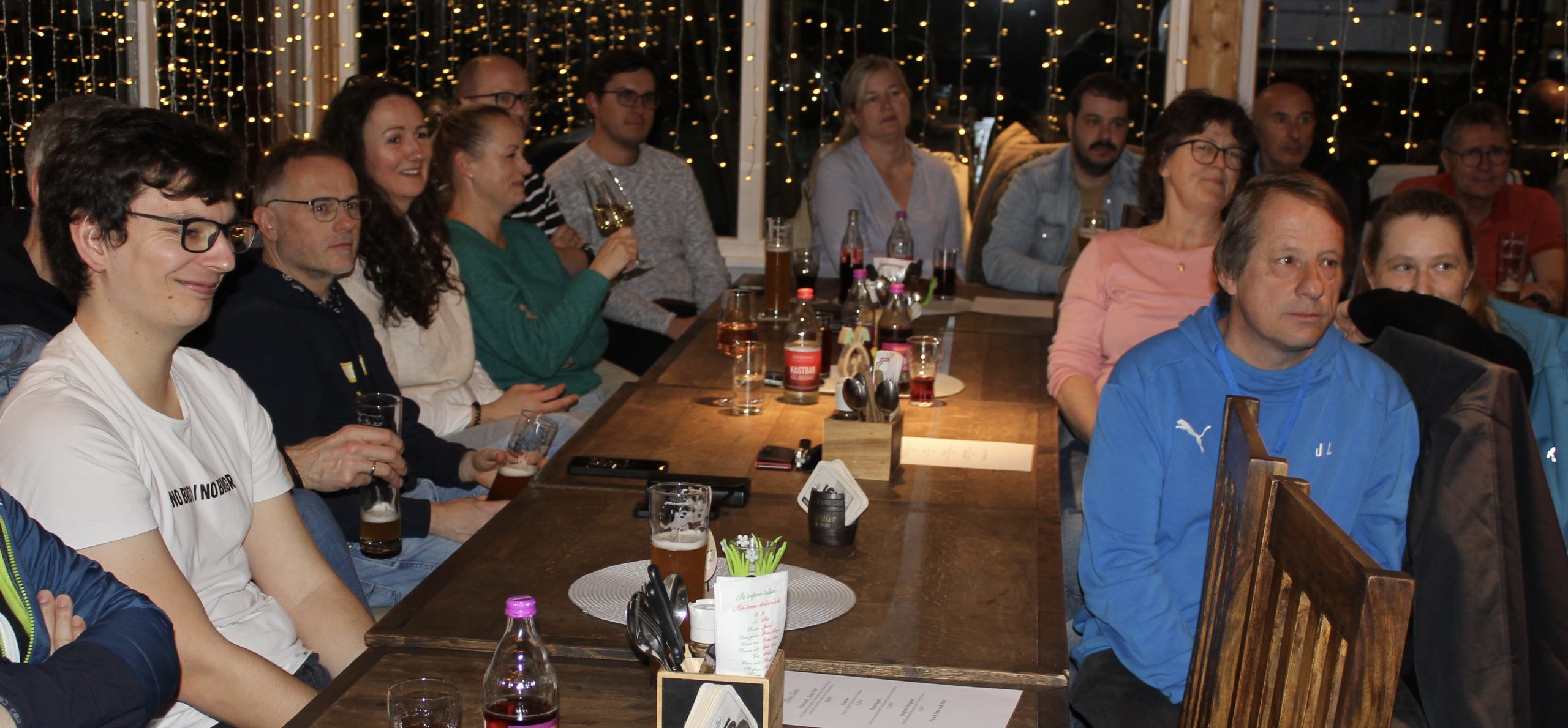 Das Bild zeigt Tennis-Mitglieder bei der Abteilungsversammlung