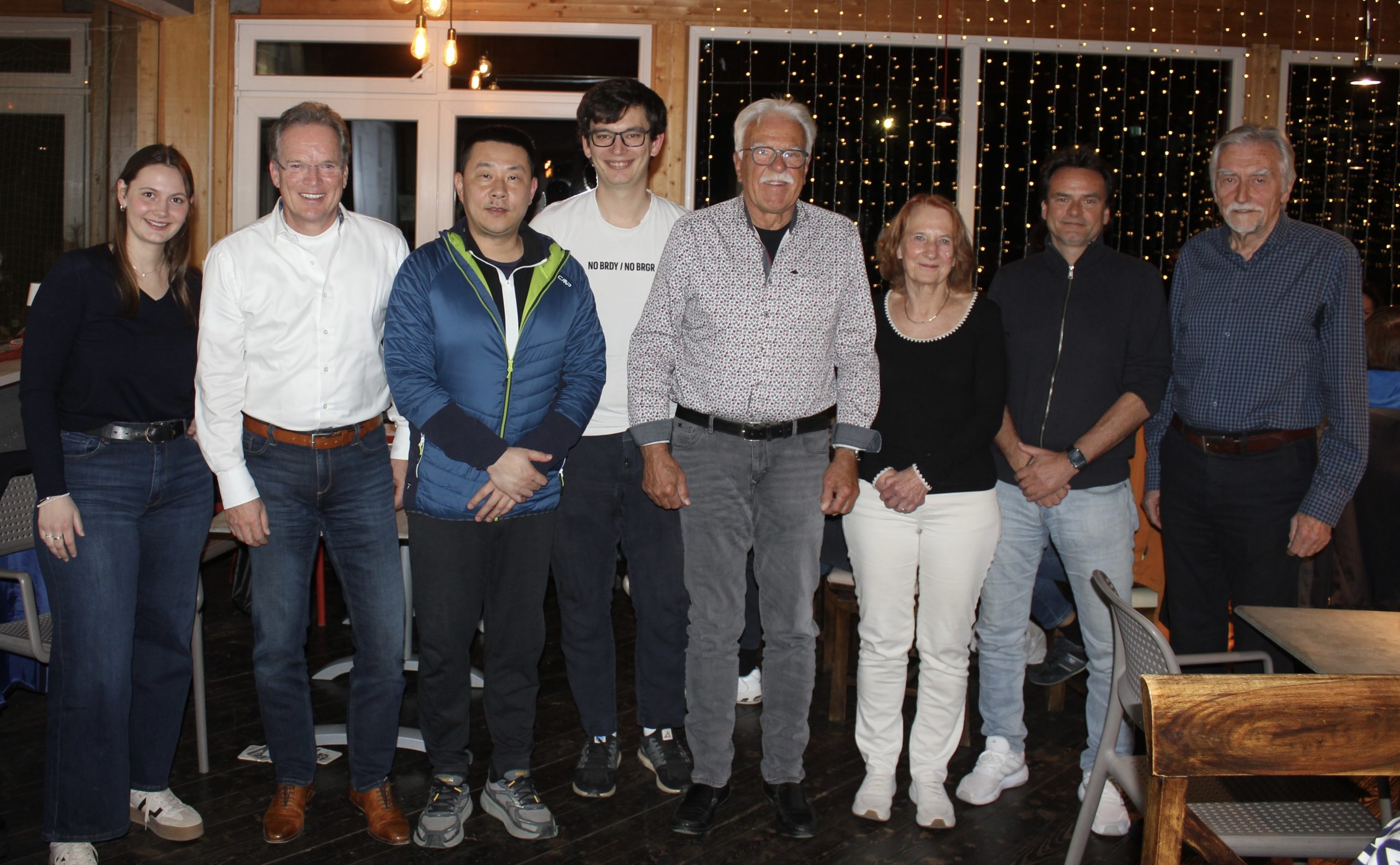 Das Bild zeigt die neu gewählten bzw. wiedergewählten Mitglieder dercTennisabteilung mit Wahlleiter Stephan Lehle