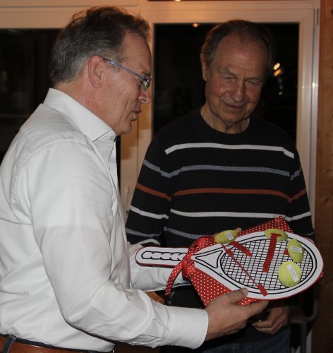 Das Bild zeigt Gerd Neff bei der Verabschiedung von Jürgen Först (rechts)