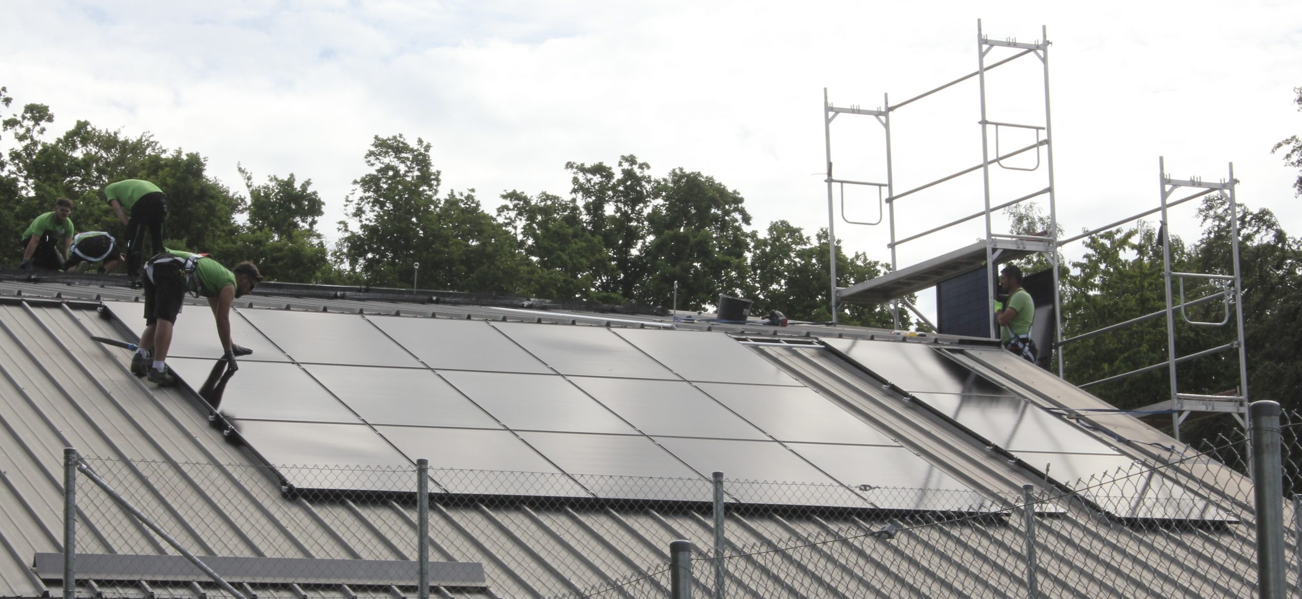 Das Bild zeigt einen Teil der insgesamt 62 PV-Module, die jetzt auf dem Dach der Tennishalle installiert sind