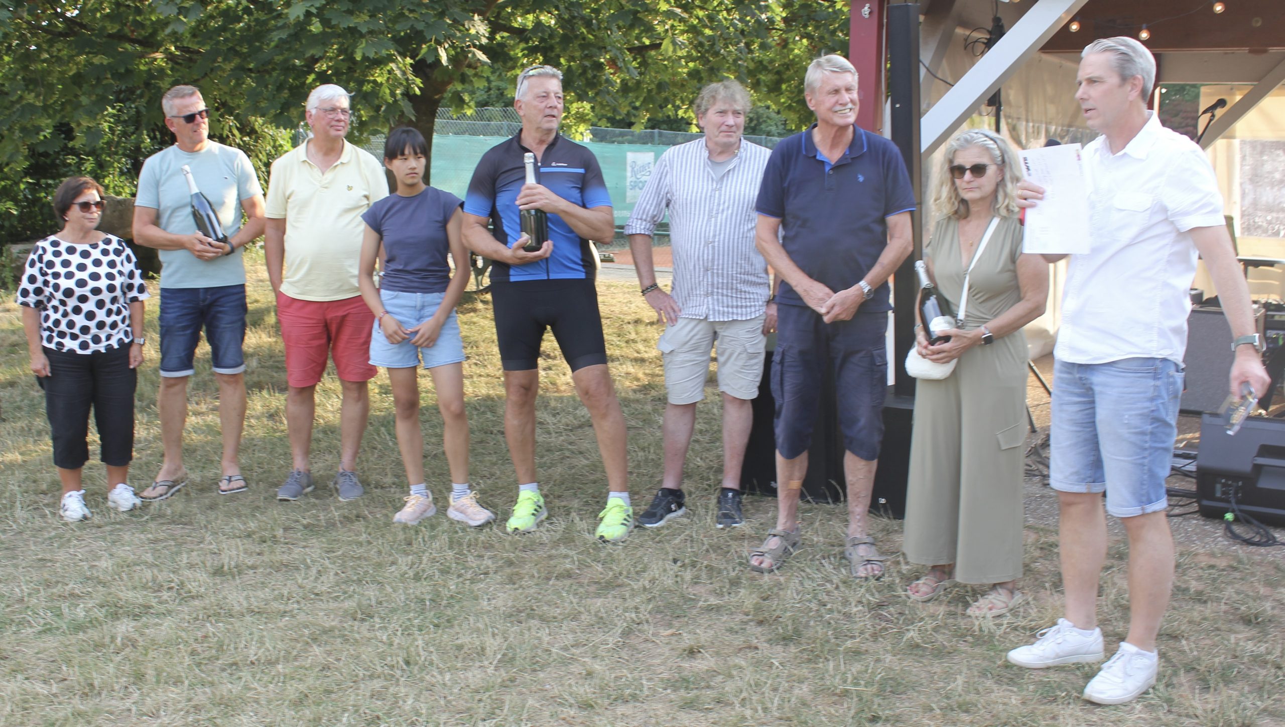 Das Bild zeigt die Ehrung der Mannschaftsführer für das ehrenamtliche Engagement in der Tennissaison 2026 durch Franz-Peter Stümper