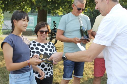 Das Bild zeigt Emily Hu (links) Mannschaftsführerin der Juniorinnen U18, bei der Ehrung durch Franz-Peter Stümper (rechts). Zwischen den beiden: Karin Denz (Damen 50/2) und Frank Deinaß (Herren 55)