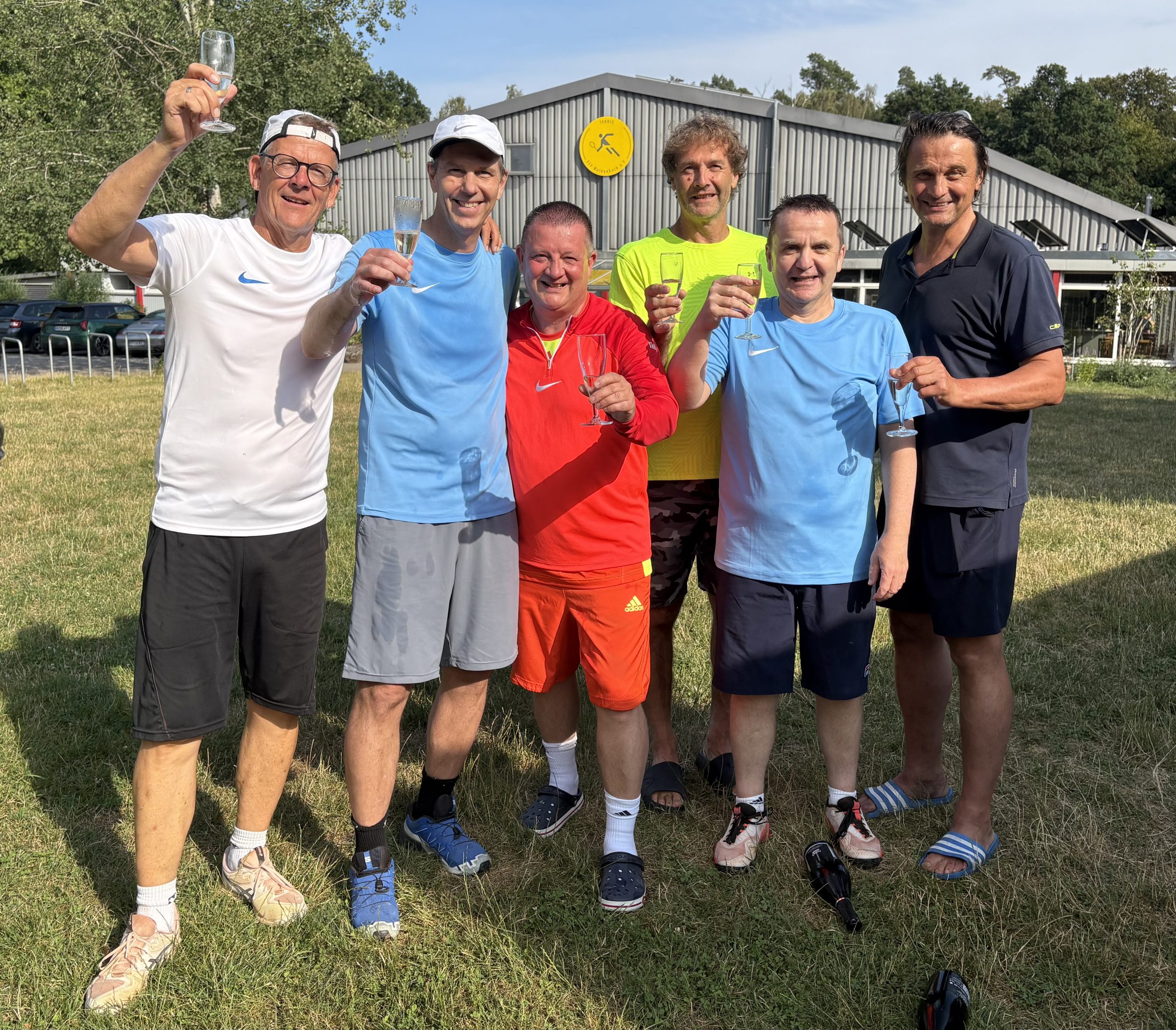 Das Bild zeigt das TSV-Team der Herren 55 nach dem Gewinn der Württembergischen Meisterschaft, die verbunden ist mit dem Aufstieg in die Regionalliga Süd-West