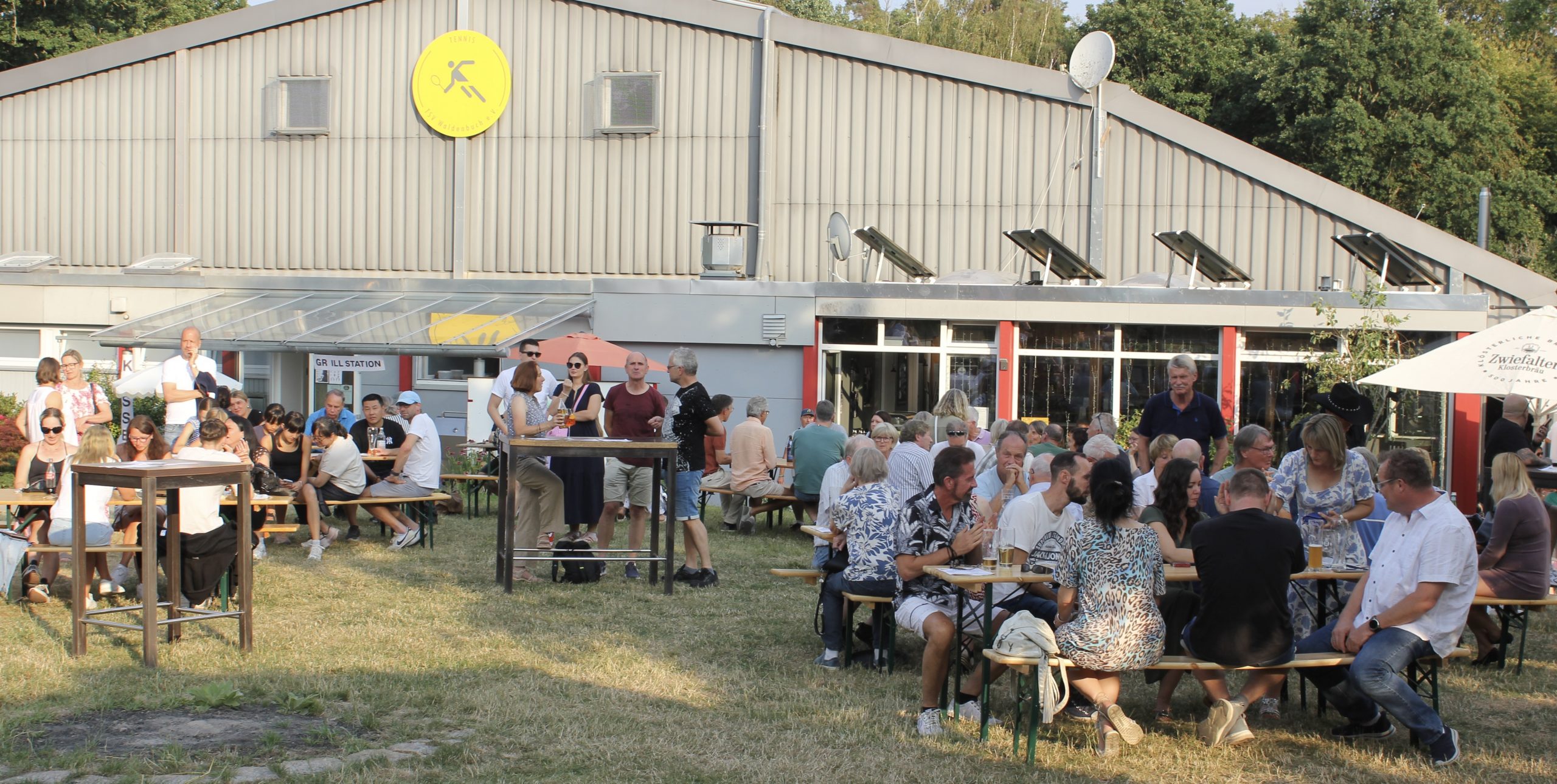 Das Bild zeigt Besucher des Sommerfests 2026 der Tennisabteilung des TSV Waldenbuch
