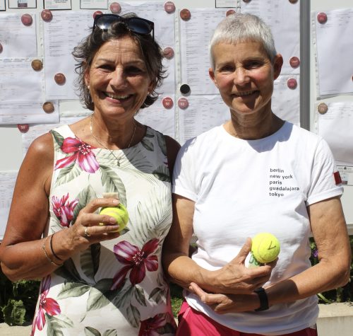 Das Bild zeigt Christina Wolf, die Turniersiegerin bei den Damen 60, und ihre Finalgegnerin Stefanie Jäger 