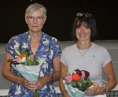 Das Bild zeigt Marlies Danner, die Turniersiegerin im Wettbewerb der Damen 70, bei der Siegerehrung zusammen mit ihrer Finalgegnerin Cornelia Foerster