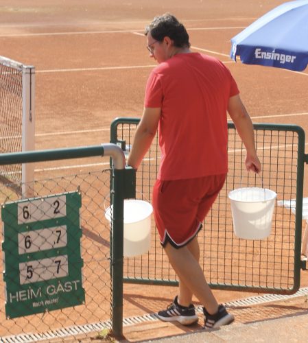 Das Bild zeigt Valentin Schraub von der Turnierleitung mit zwei Eimern als Wasserträger bei den 14. Waldenbuch Open. Das Wasser trug zur Kühlung der Turnierteilnehmer bei 